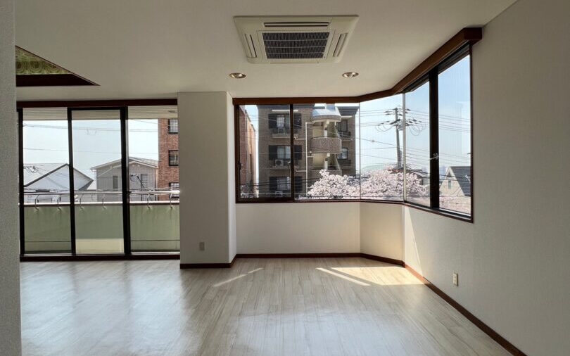 【Rented】 Rokko 4 LDK – Large Living Room with View of Cherry Blossoms