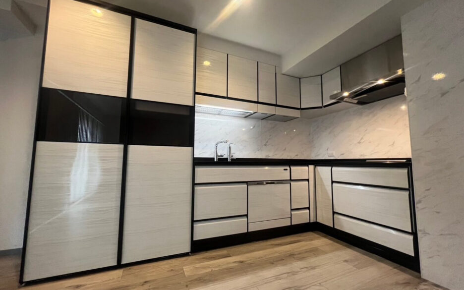 【SOLD】 American Owner Renovated Modern Design Apartment