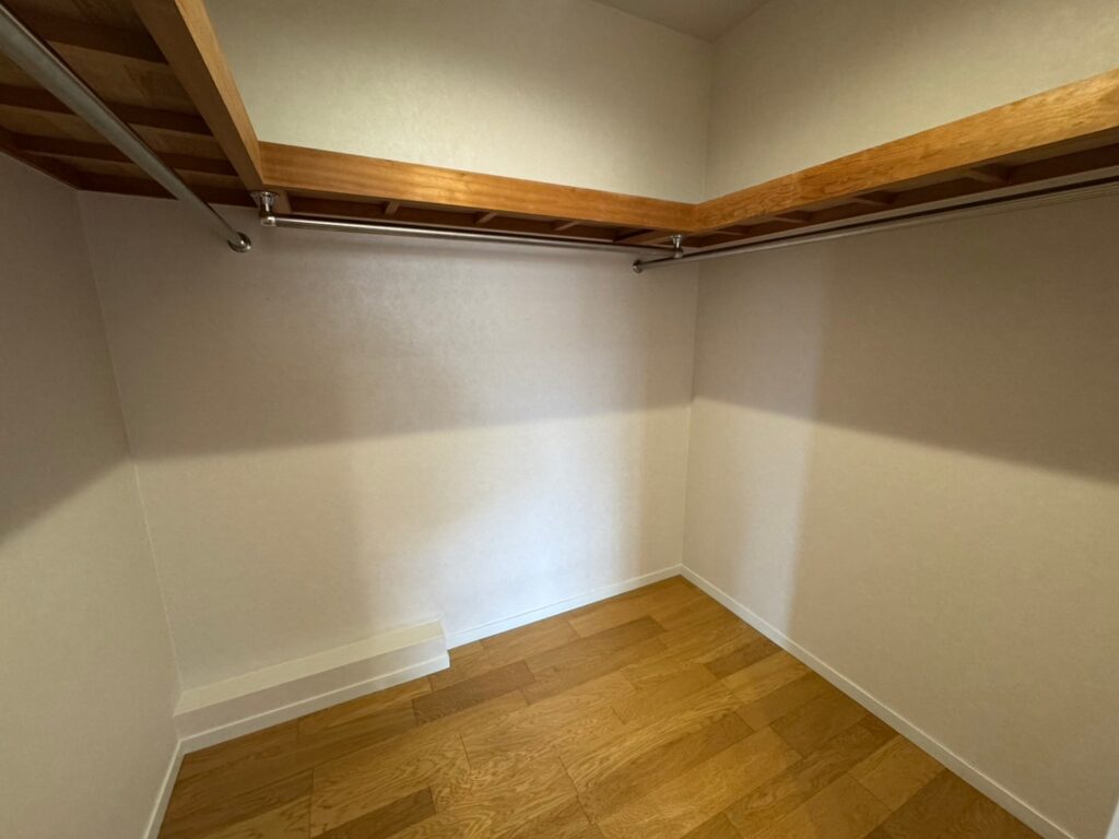 Bedroom (3) - Walk-in-closet