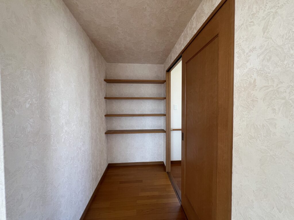 Bedroom 22.8 sqm with WIC - shelf by the door