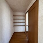 Bedroom 22.8 sqm with WIC - shelf by the door
