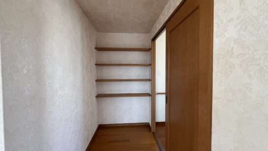 Bedroom 22.8 sqm with WIC - shelf by the door