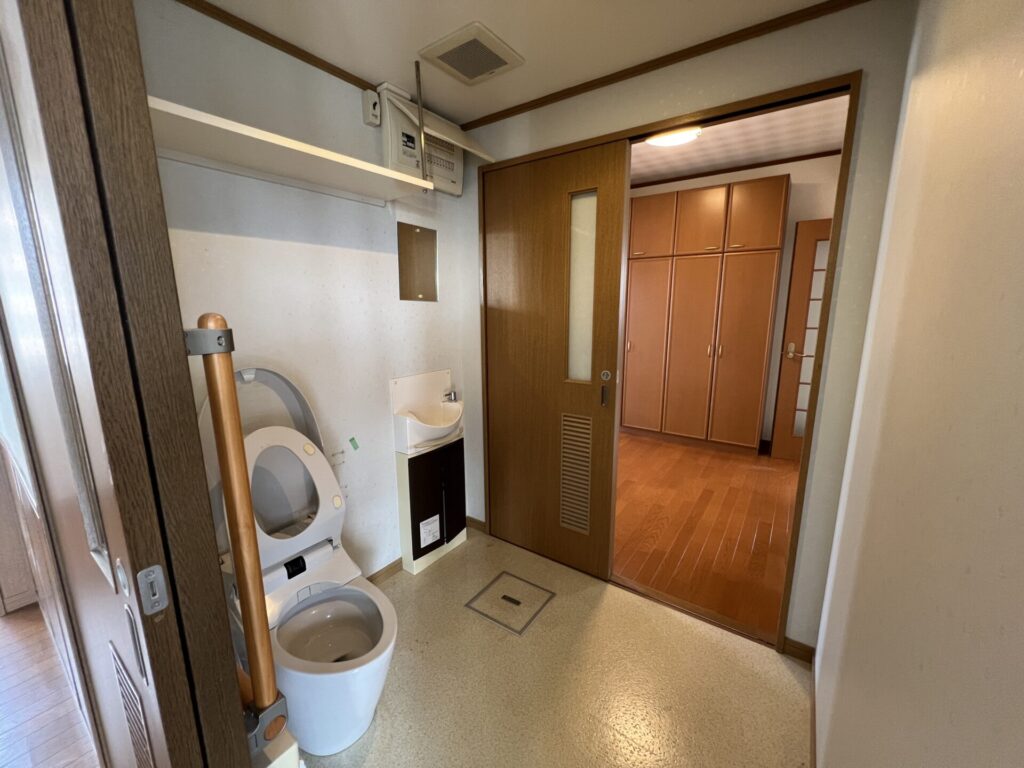 Toilet with 2 doors