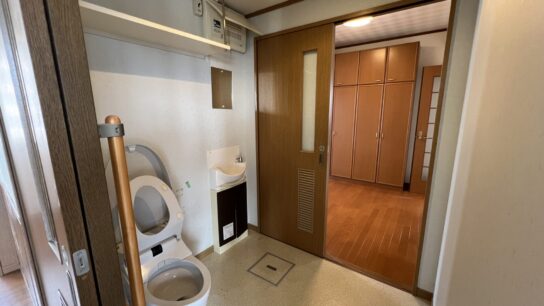 Toilet with 2 doors