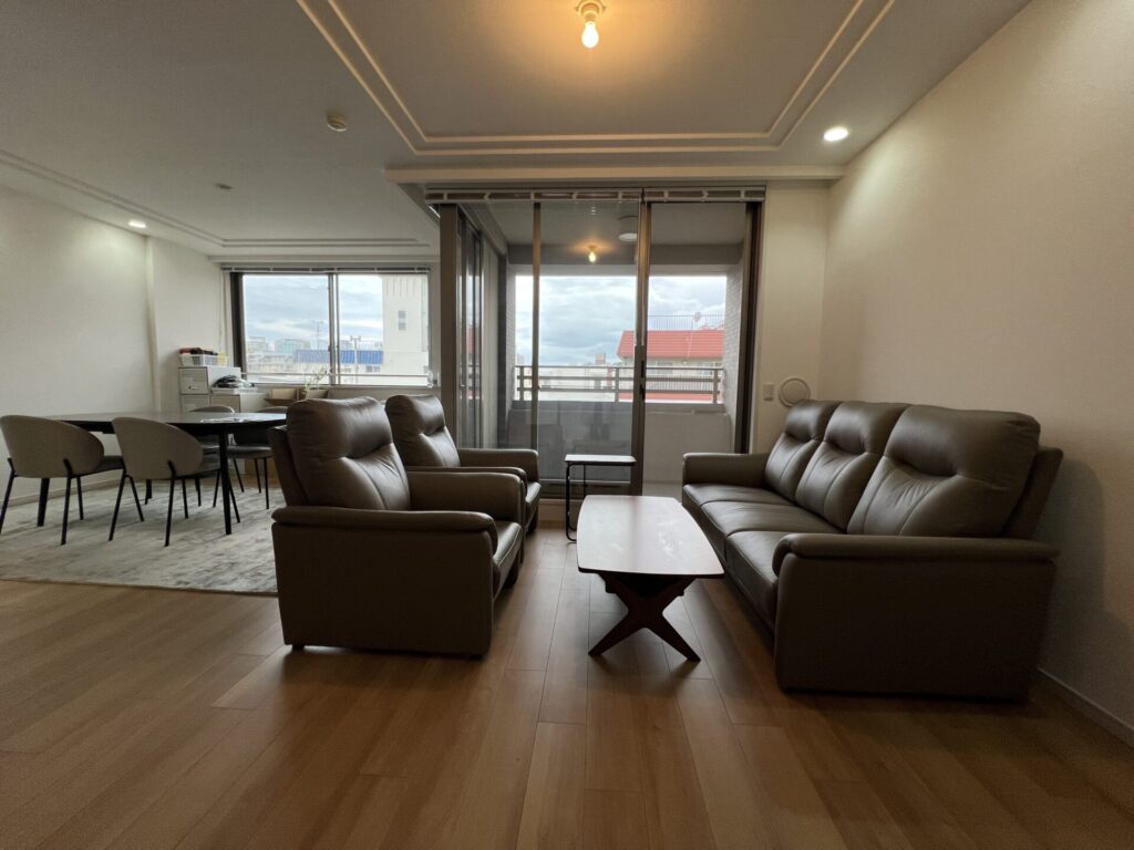 Living room (The sofa set shown in the picture will be removed.)