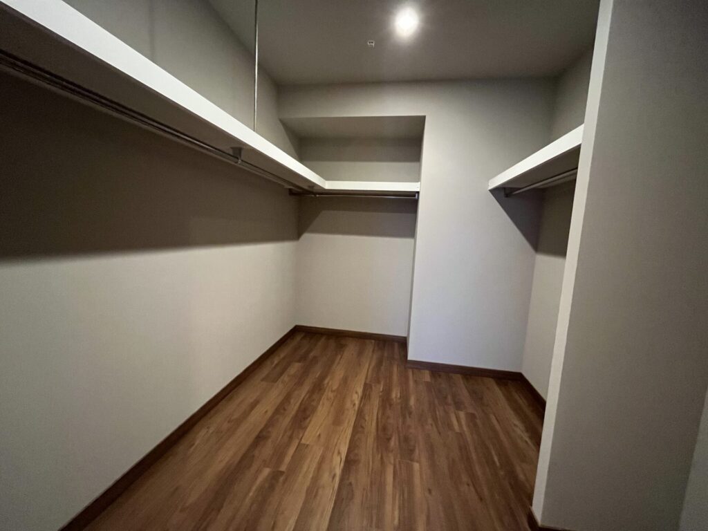 Walk-in-closet