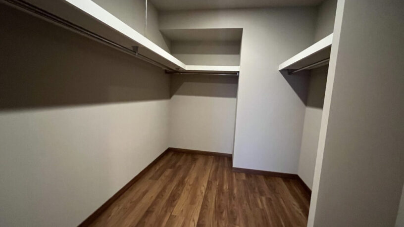 Walk-in-closet