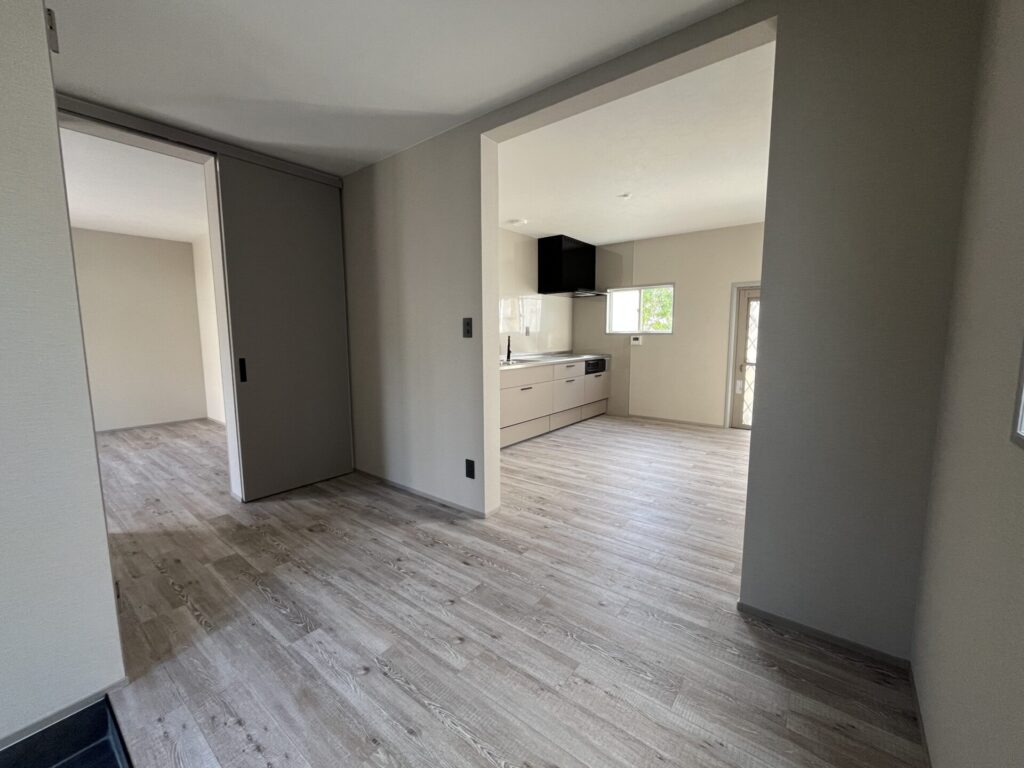 From entrance looking at kitchen and livingroom