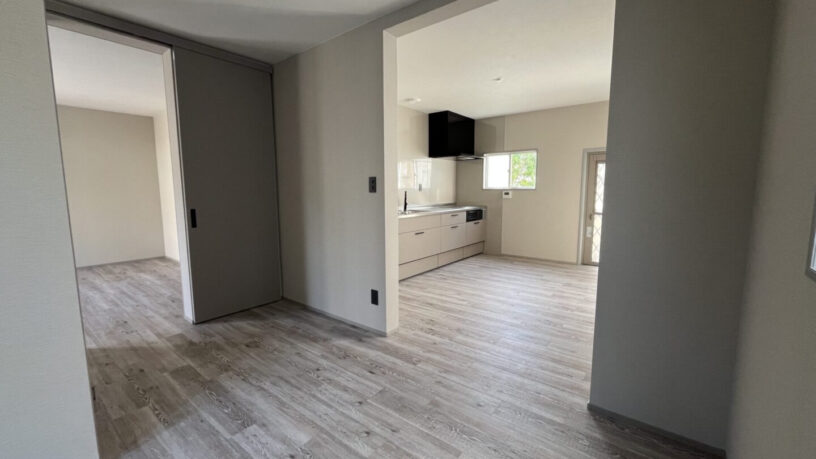 From entrance looking at kitchen and livingroom